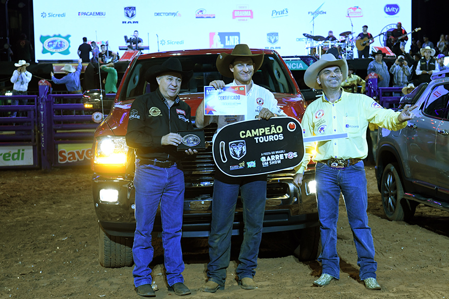 Rafael Ribeiro ganhou uma caminhonete RAM 2500 como prêmio pelo título de campeão da modalidade montaria em touro do 26º Barretos International Rodeo (Foto: Bruno Revolta)